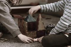 Spielen mit Magnetbausteinen