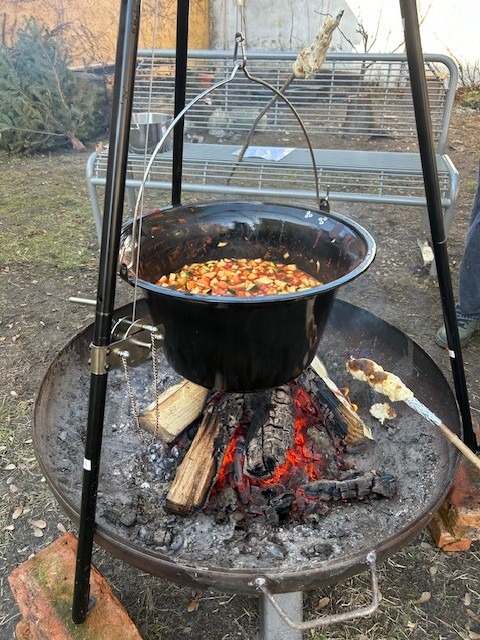 Kochen über offenem Feuer – Lernen mit allen Sinnen