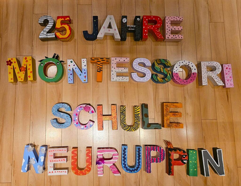 Ein Schriftzug aus vielen Händen
